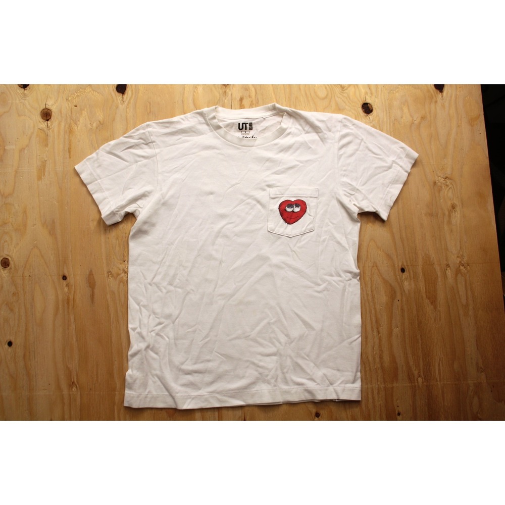 Uniqlo UT KAWS Sesame Street Pocket T-Shirt White Red Heart Mens Small